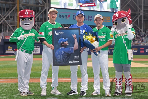 삼성 오승환은 28일 서울 고척스카이돔에서 열린 키움 히어로즈전을 앞두고 은퇴 투어 행사에 참여했다. (사진=키움)
