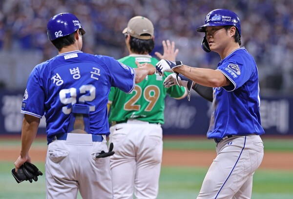 삼성 류지혁이 28일 서울 고척스카이돔에서 열린 키움히어로즈전에서 안타를 기록한 후 코치와 세리머니를 나누고 있다. (사진=삼성)