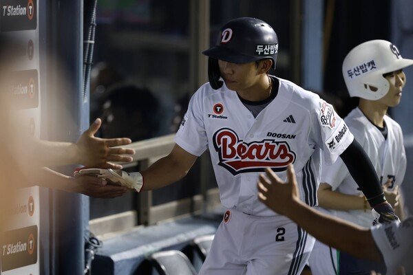 두산 김민석은 28일 잠실 롯데전에서 5회 2루타를 때려내며 득점의 발판을 만들었다. (사진=두산)
