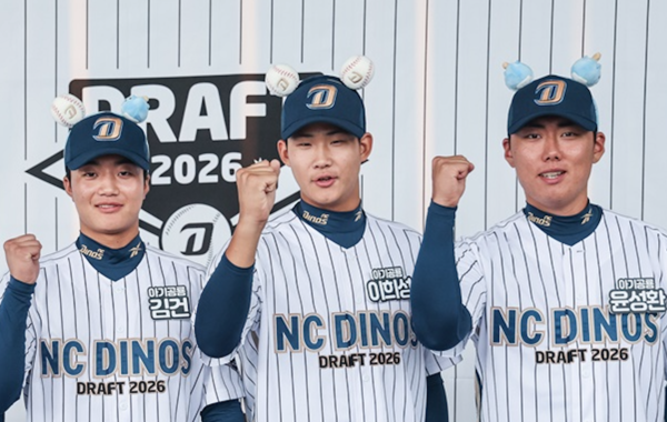 신인 환영 행사에 참석한 이희성. 왼쪽은 김건, 오른쪽은 윤성환(사진=NC)