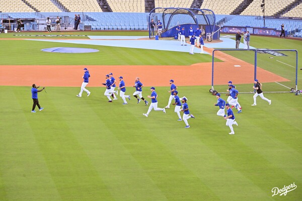 와일드카드 시리즈를 앞두고 훈련하는 다저스 선수단(사진=LA 다저스 공식 SNS)