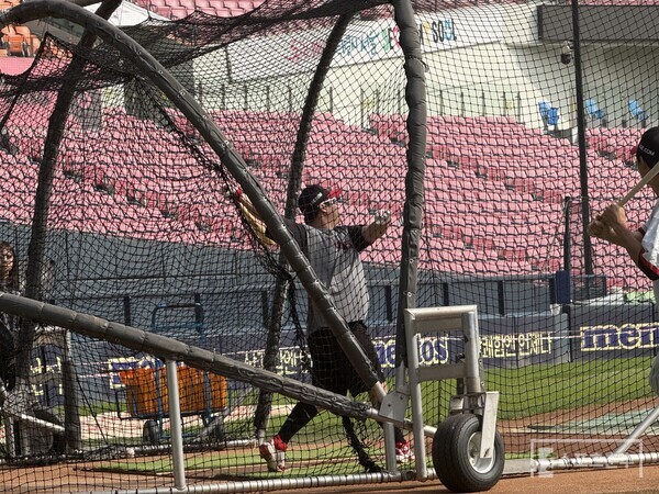 LG 트윈스 문보경은 30일 잠실 두산전에서 지난 25일 롯데전 이후 네 경기만에 선발 라인업에 복귀한다. 문보경이 경기를 앞두고 라이브 배팅을 소화하고 있다. (사진=스포츠춘추 박승민 기자)