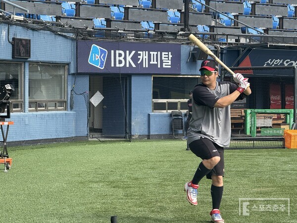 문보경이 30일 잠실 두산전을 앞두고 티배팅을 하고 있다. (사진=스포츠춘추 박승민 기자)
