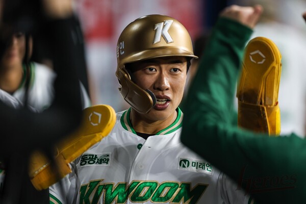 황금빛 헬멧을 쓴 송성문(사진=키움)