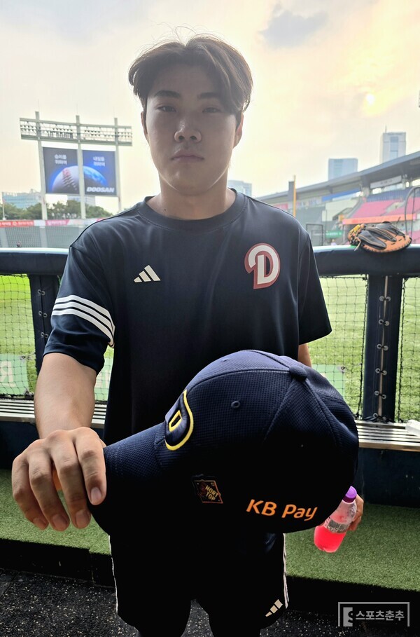 두산 신인 내야수 박준순이 은퇴한 두산 레전드 김재호의 은퇴식 모자를 쓰고 훈련에 임하고 있다. (사진=스포츠춘추 황혜정 기자)