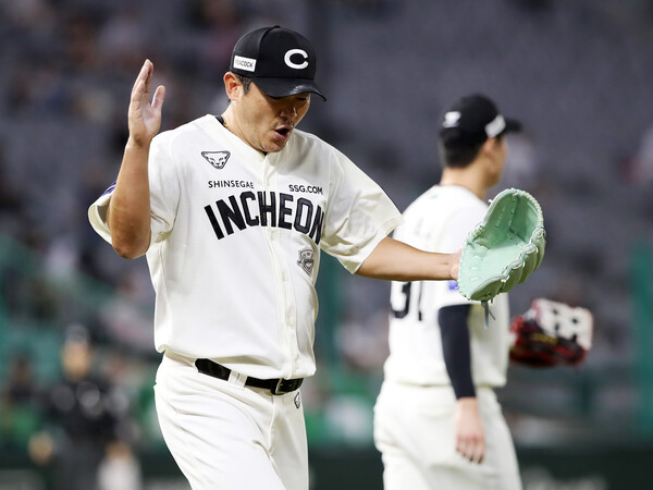 SSG 노경은은 올 시즌 76경기에서 79이닝 34홀드, 평균자책 2.16을 기록했다. (사진=SSG)