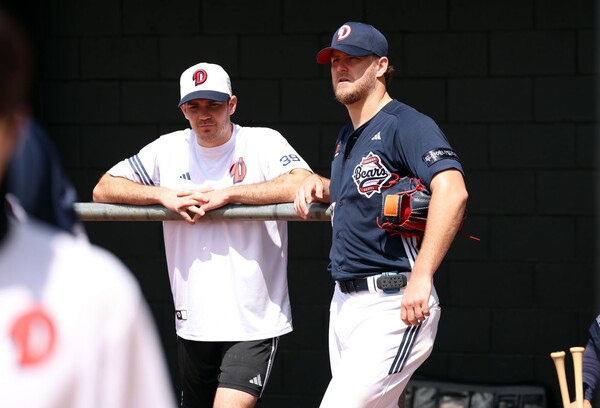 콜 어빈과 잭 로그의 모습. 2025시즌 최종전에 모두 등판했다. (사진=두산 베어스)