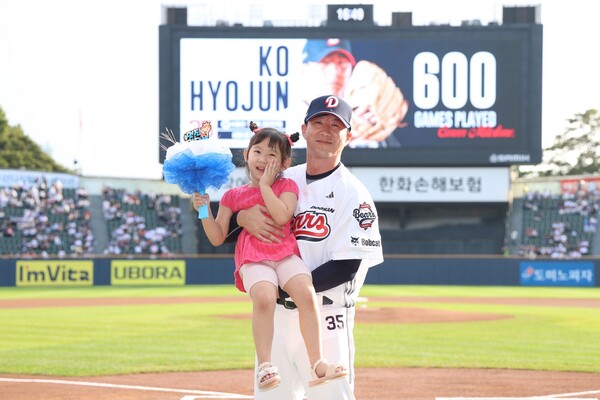 두산 고효준이 지난 26일 경기를 앞두고  딸과 함께 개인 통산 600경기 출장 기념 행사에 참여했다. (사진=두산)