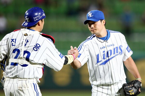 2011년 당시 오승환이 시즌 40세이브를 올리고 포수 진갑용과 악수를 나누는 모습. (사진=삼성)
