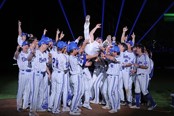 9월 30일 은퇴식에서 오승환이 후배들의 헹가레를 받고 있다. (사진=삼성)