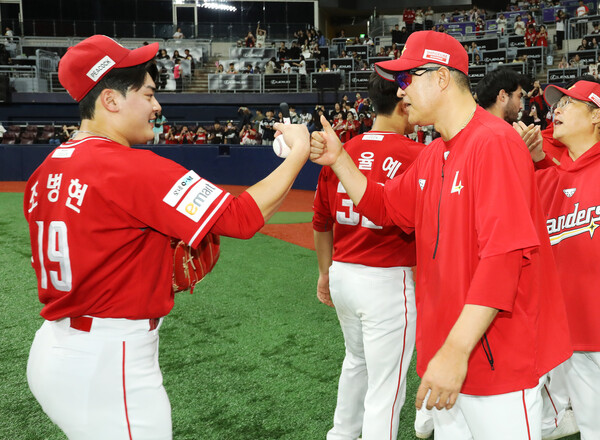 동료들의 축하 세리머니(사진=SSG)