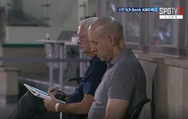 29일 잠실 LG-키움전 송성문이 3루타를 치자 노트에 무언가를 적고 있는 MLB 스카우트들. (사진=티빙 중계 갈무리)