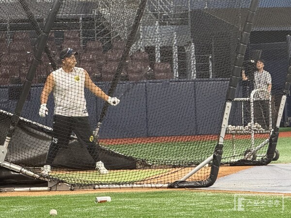 상무 한동희가 1일 고척에서 열리는 퓨처스 리그 챔피언 결정전을 앞두고 타격훈련에 임하고 있다. (사진=스포츠춘추 박승민 기자)