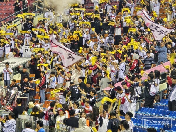 끝까지 현장에 남아있던 일부 LG 트윈스 팬들이 진정한 승자가 됐다. 우승의 순간을 만끽했다. (사진=스포츠춘추 황혜정 기자)