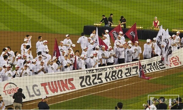 LG 트윈스 선수단이 우승 확정 후 세리머니를 하고 있다. (사진=스포츠춘추 황혜정 기자)
