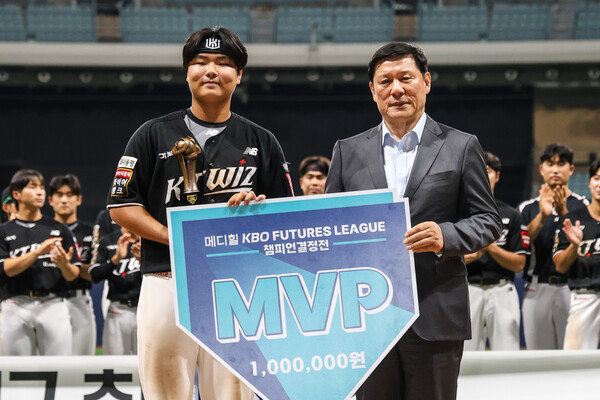 이날 경기 2안타 3타점을 기록한 KT 김민석이 MVP로 선정됐다. (사진=KBO)