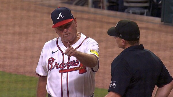 애틀랜타를 2021년 월드시리즈 우승으로 이끈 브라이언 스니커 감독이 10년 임기를 끝으로 물러난다(사진=MLB.com)