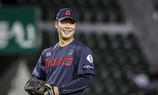 전미르는 지난 팔꿈치 부상으로 지난해 12월 수술대에 올랐다. 6월 상무에 입대한 이후에는 타자로 활약하고 있다. (사진=롯데)