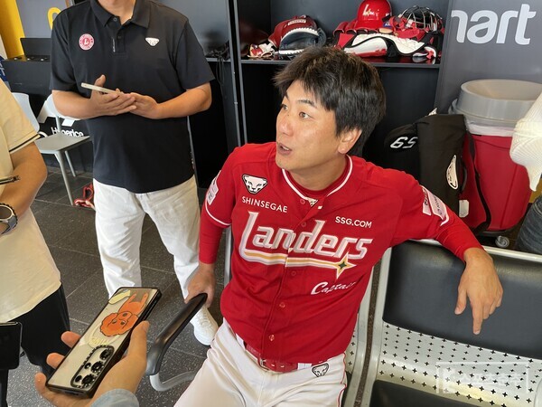 의기양양하게 취재진을 만난 김광현(사진=스포츠춘추 배지헌 기자)