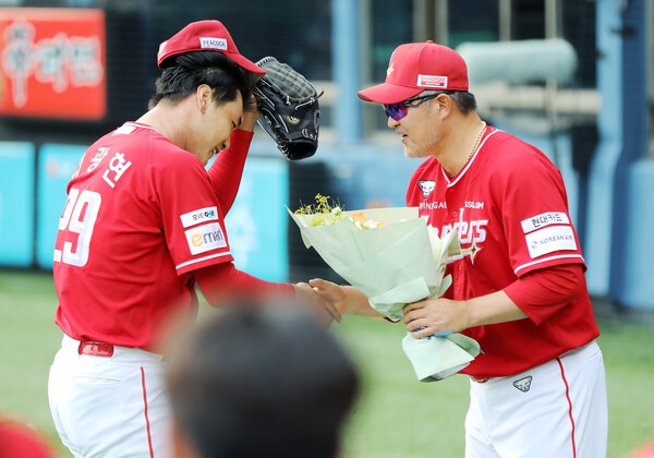 김광현이 2000탈삼진을 달성하고 SSG 이숭용 감독으로부터 축하를 받고 있다. (사진=SSG 랜더스)