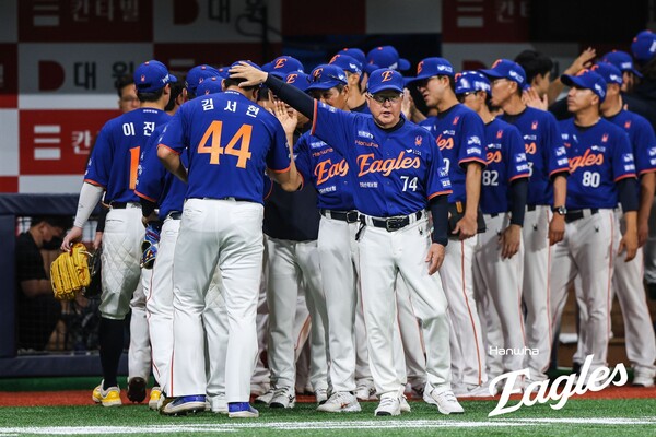 한화 김경문 감독이 승리 후 마무리 김서현을 격려하고 있다. 사진 | 한화이글스