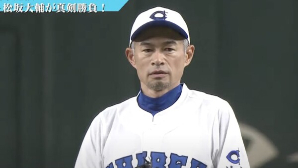 여자야구 선수들과 친선 경기에서 투수로 등판한 이치로(사진=MLB.com)