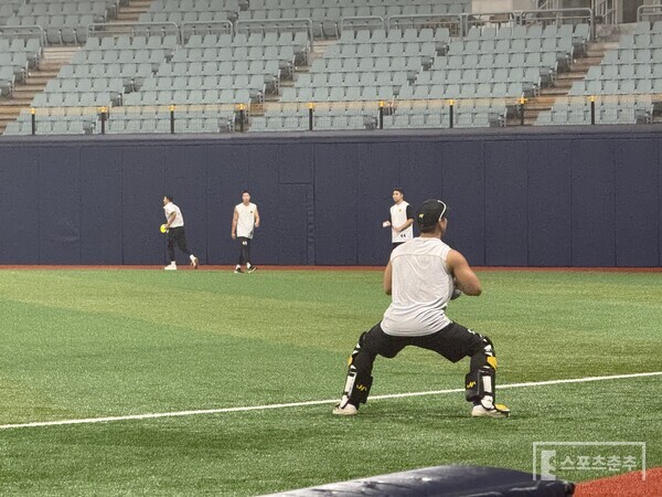 신용석이 1일 서울 고척스카이돔에서 열린 KT와의 퓨처스 챔피언 결정전을 앞두고 캐치볼을 하고 있다. (사진=스포츠춘추 박승민 기자)