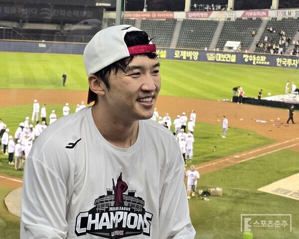 LG 박해민이 10월 1일 우승을 확정지은 뒤 취재진과 인터뷰하고 있다. (사진=스포츠춘추 황혜정 기자)