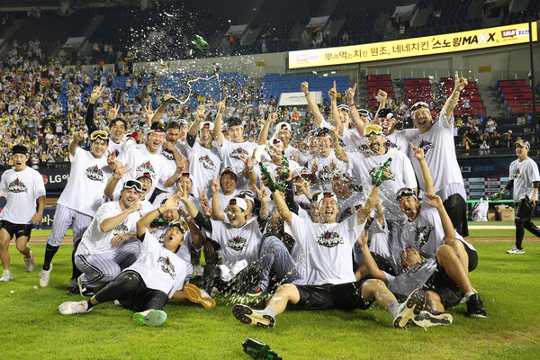 LG 선수단이 1일 정규시즌 우승을 확정지은 뒤 기쁨을 만끽하고 있다. (사진=LG 트윈스)