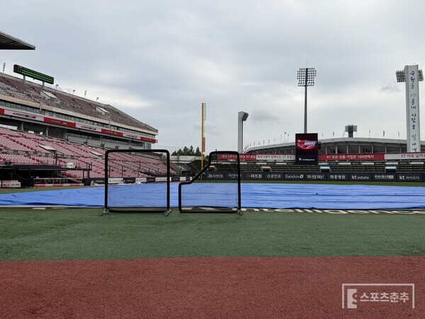 방수포가 덮인 수원구장(사진=스포츠춘추 배지헌 기자)