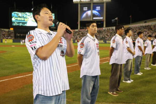 양우진이 홈팬들에게 인사하는 모습. (사진=LG 트윈스)