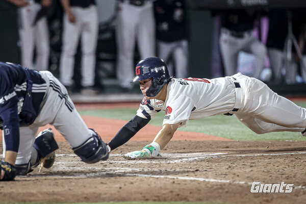 9회말 동점 득점을 올린 한태양(사진=롯데)