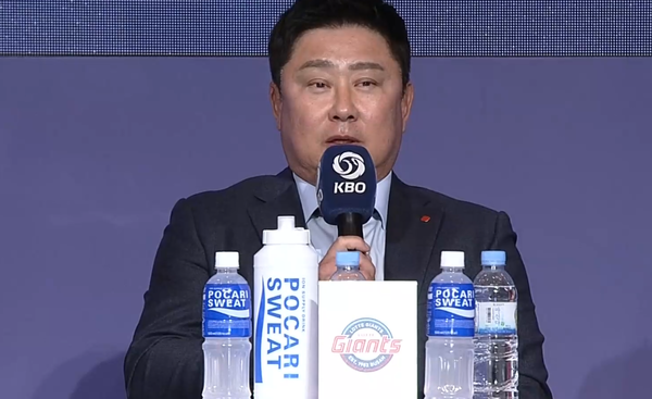 2025 KBO 미디어데이에서 롯데 김태형 감독. (사진=TVING 중계화면 캡처)
