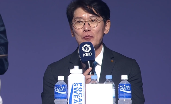 2025 KBO 미디어데이에서 KT 이강철 감독. (사진=TVING 중계화면 캡처)