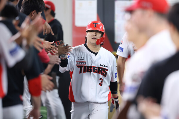 KIA 김선빈은 2017년 타율 0.370으로 타격왕을 차지함과 동시에, 팀이 통합 우승을 달성하는 영예를 안았다. (사진=KIA)