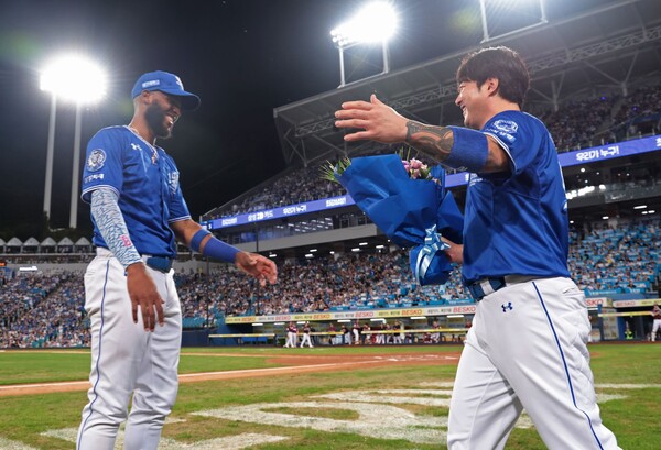 디아즈가 최다타점 기록을 세우자 박병호가 꽃다발을 들고 축하해주고 있다. (사진=삼성 라이온즈)