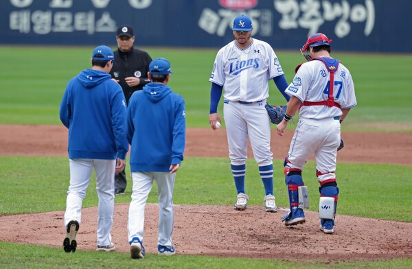 6일 대구 삼성라이온즈파크에서 열린 삼성과 NC의 WC 1차전에서 후라도가 홈런-안타를 허용하자, 코칭스태프가 마운드를 방문했다. (사진=삼성)