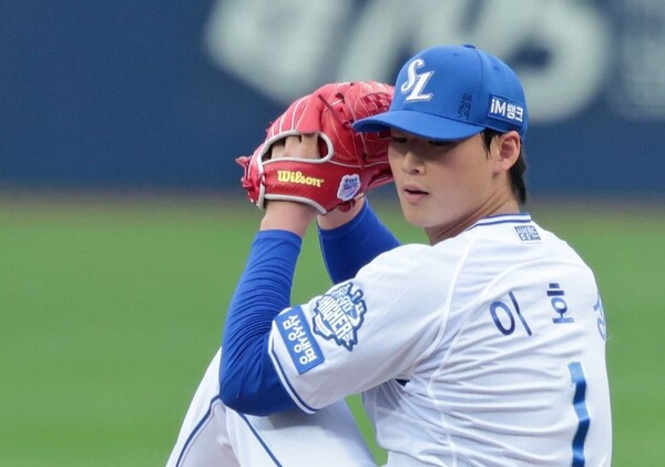 이호성의 6일 등판 모습. 모자에 새겨진 엔트리 탈락 동료들. (사진=삼성)