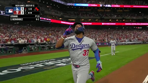 홈런을 치고 들어오는 테오스카 에르난데스(사진=MLB.com 중계화면 캡처)