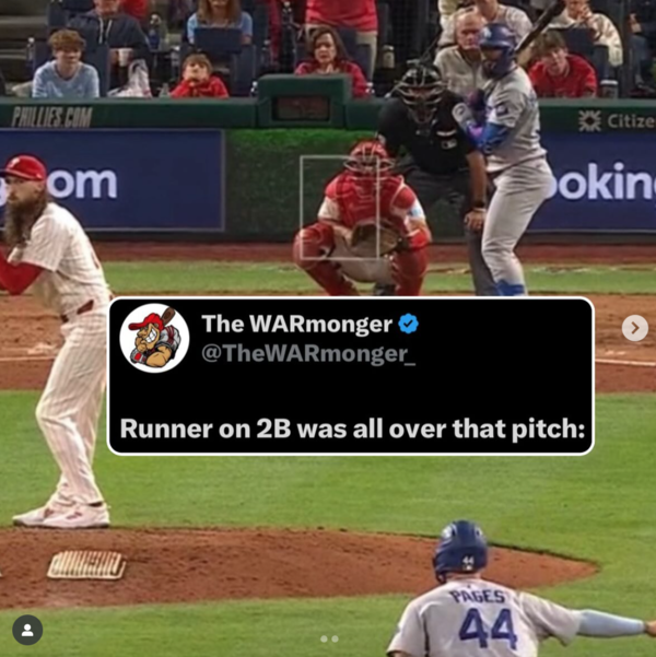 필리스-다저스 경기의 장면. 앤디 파헤스가 뭔가 신호를 보내는 듯한 동작을 취하고 있다.