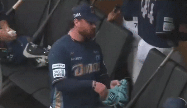 로건이 김정호에게 '대화하자'는 말을 했고, 두 선수는 그 뒤 안정감을 찾고 무실점을 기록했다. (사진=티빙 중계 화면 갈무리)