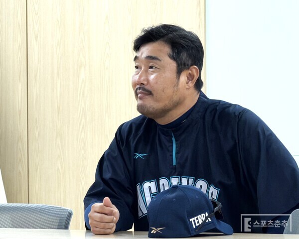 WC 2차전 패배 후 취재진과 인터뷰하는 이호준 NC 감독. (사진=스포츠춘추 배지헌 기자)