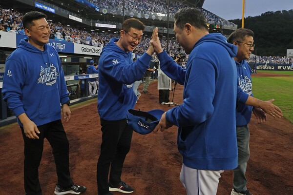 이종열(가운데) 삼성 단장과 박진만 감독이 준PO 진출을 확정짓고 하이파이브를 하고 있다. (사진=삼성)