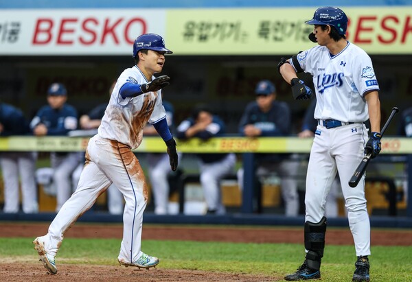 김헌곤이 김성윤의 희생플라이에 득점한 이후 구자욱과 하이파이브하고 있다. (사진=삼성)