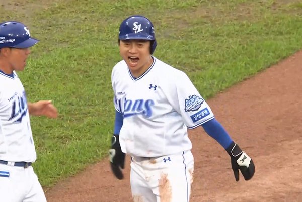 7일 대구에서 열린 NC와의 WC 2차전에서 8회 3루 도루를 성공시킨 뒤 포효하는 김헌곤. (사진=TVING 중계화면 캡처)