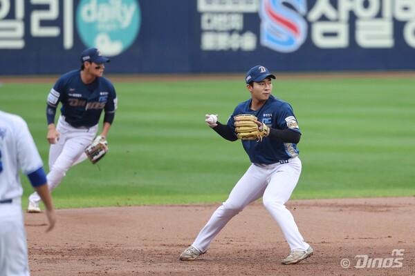 6일 WC 1차전에서 강습 타구를 처리 후 송구하고 있는 내야수 김휘집. (사진=NC)