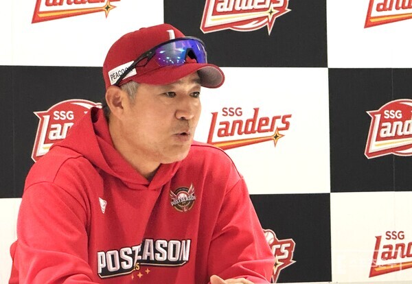 이숭용 감독이 10일 준PO 2차전에 앞서 취재진과 인터뷰를 하고 있다. (사진=스포츠춘추 박승민 기자)