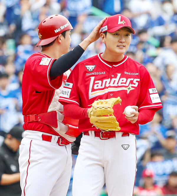 11일 준PO 2차전에서 포수 조형우와 김건우. (사진=SSG)