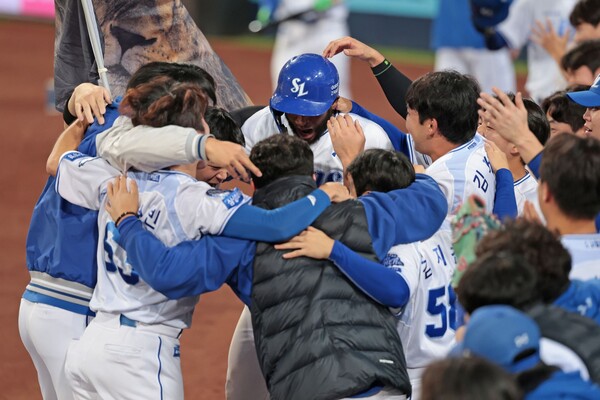 디아즈의 홈런 때 선수들이 환호하고 있다. (사진=삼성)