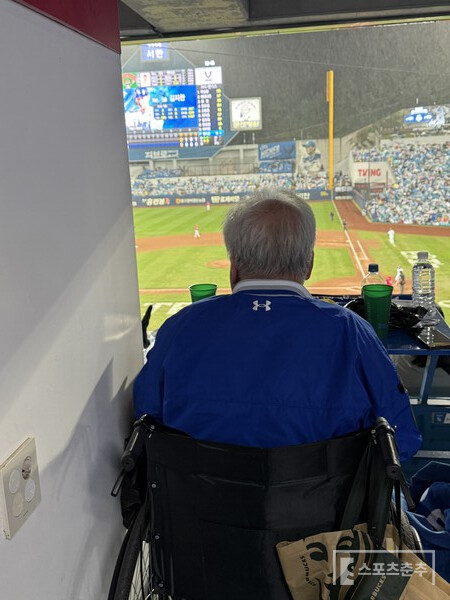 지난 13일 대구에서 열린 준PO 3차전에서 장애인석을 이용 중인 팬이 취재진 인터뷰에 응했다. (사진=스포츠춘추 박승민 기자)